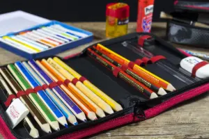 Perché fare la spesa e comprare materiale scolastico costa così tanto alle famiglie