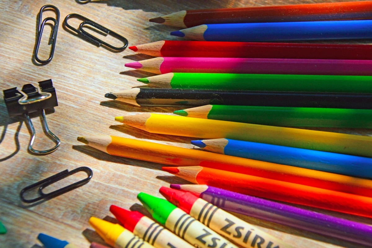 Perché fare la spesa e comprare materiale scolastico costa così tanto alle famiglie