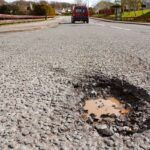 Incidente per una buca? I 5 passi da fare immediatamente (prima ancora di chiamare il meccanico) per farti pagare i danni dal Comune