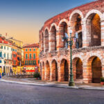 Il metodo delle “5 buste” per viaggiare low cost: ecco come visitare Verona e altre città con meno di 180€
