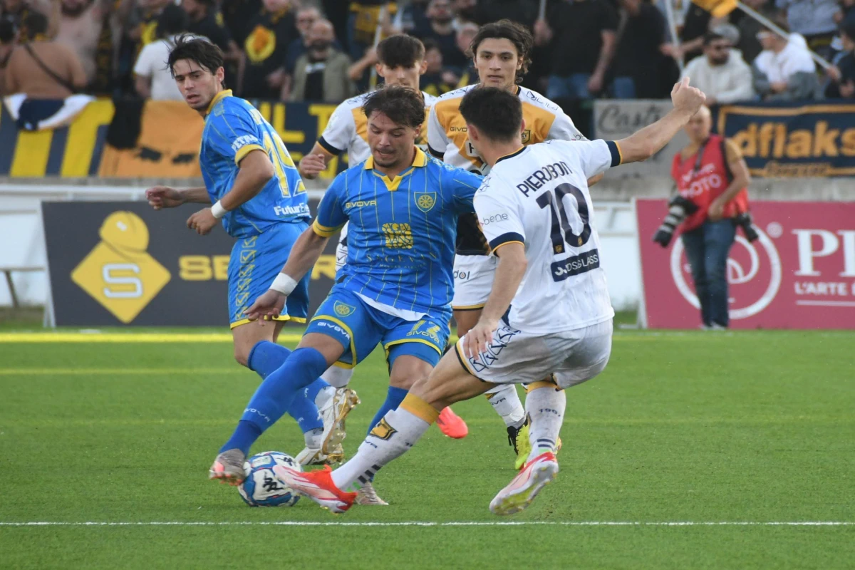 Carrarese batte Juve Stabia 3-0 primo ko per Abate quotidiano.net