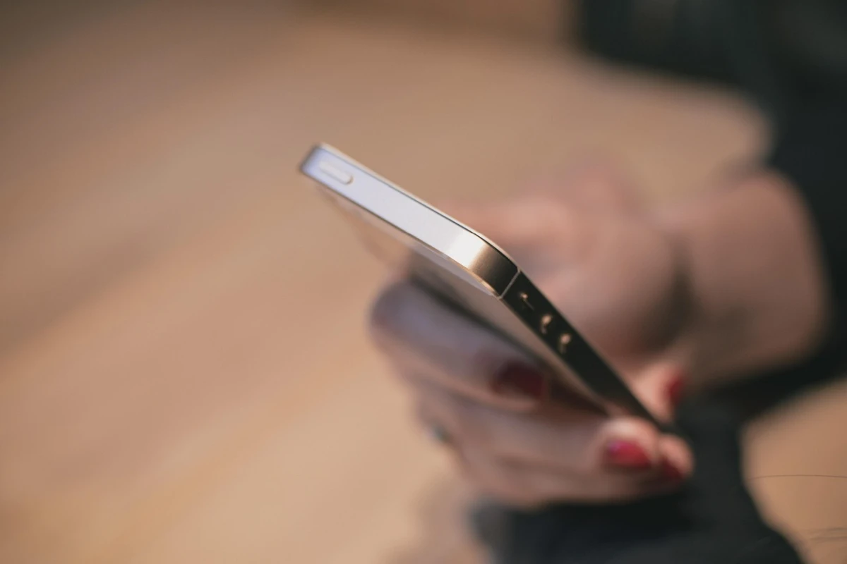 Il cellulare in camera è pericoloso Ecco le linee guida ufficiali per un uso notturno sicuro del tuo smartphone (1)